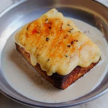 Torrada de Brioche com Creme de Maracujá