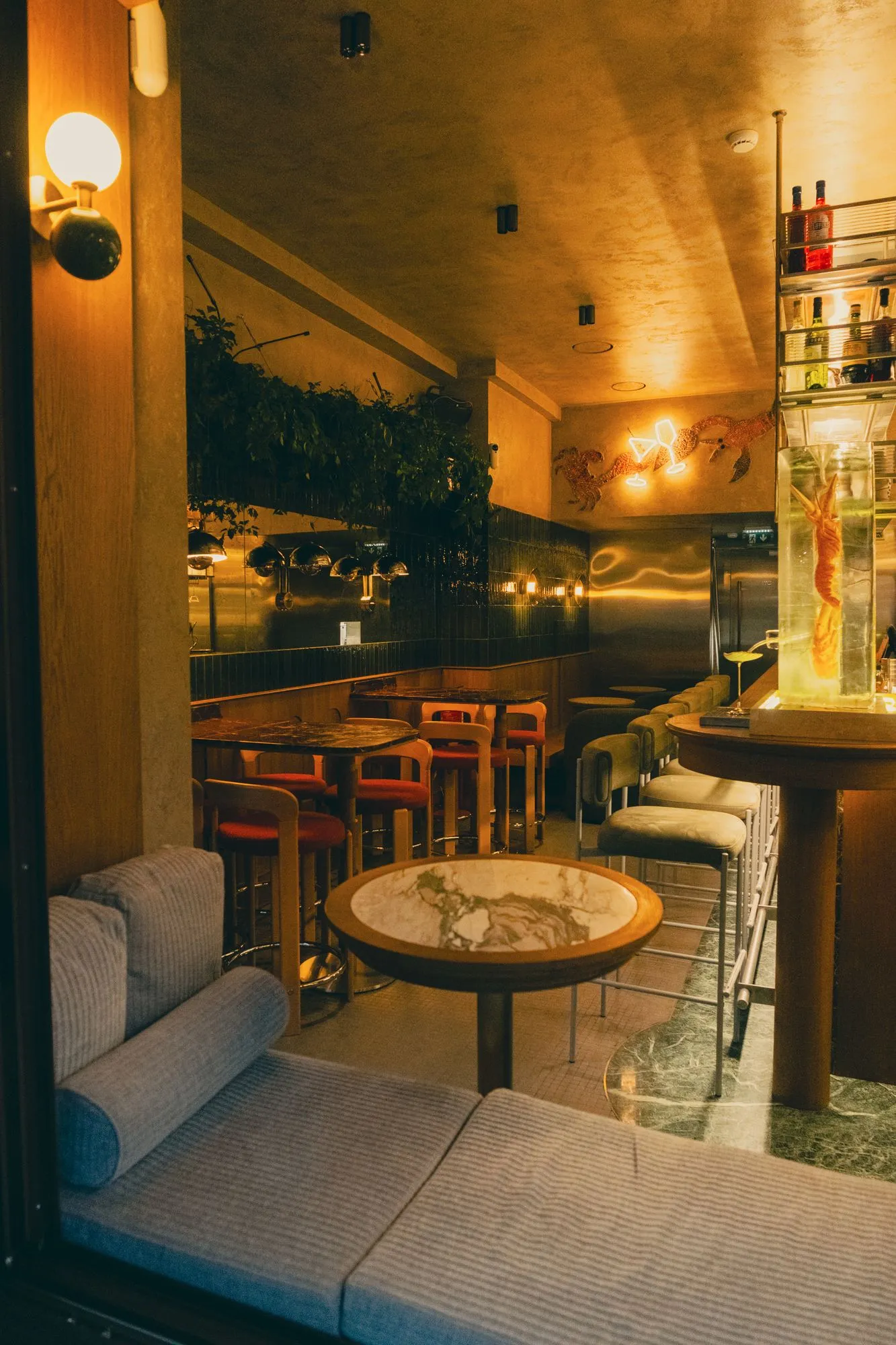 Zona de estar e bar no interior da Pinch, preparada para um evento privado