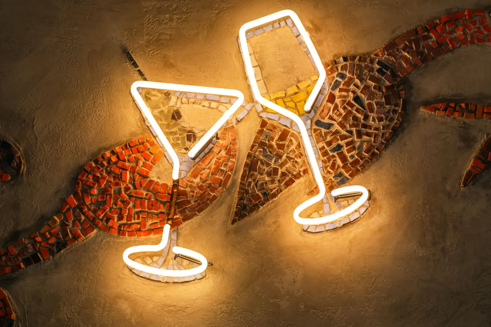 Néon com copos de cocktail na parede da Pinch