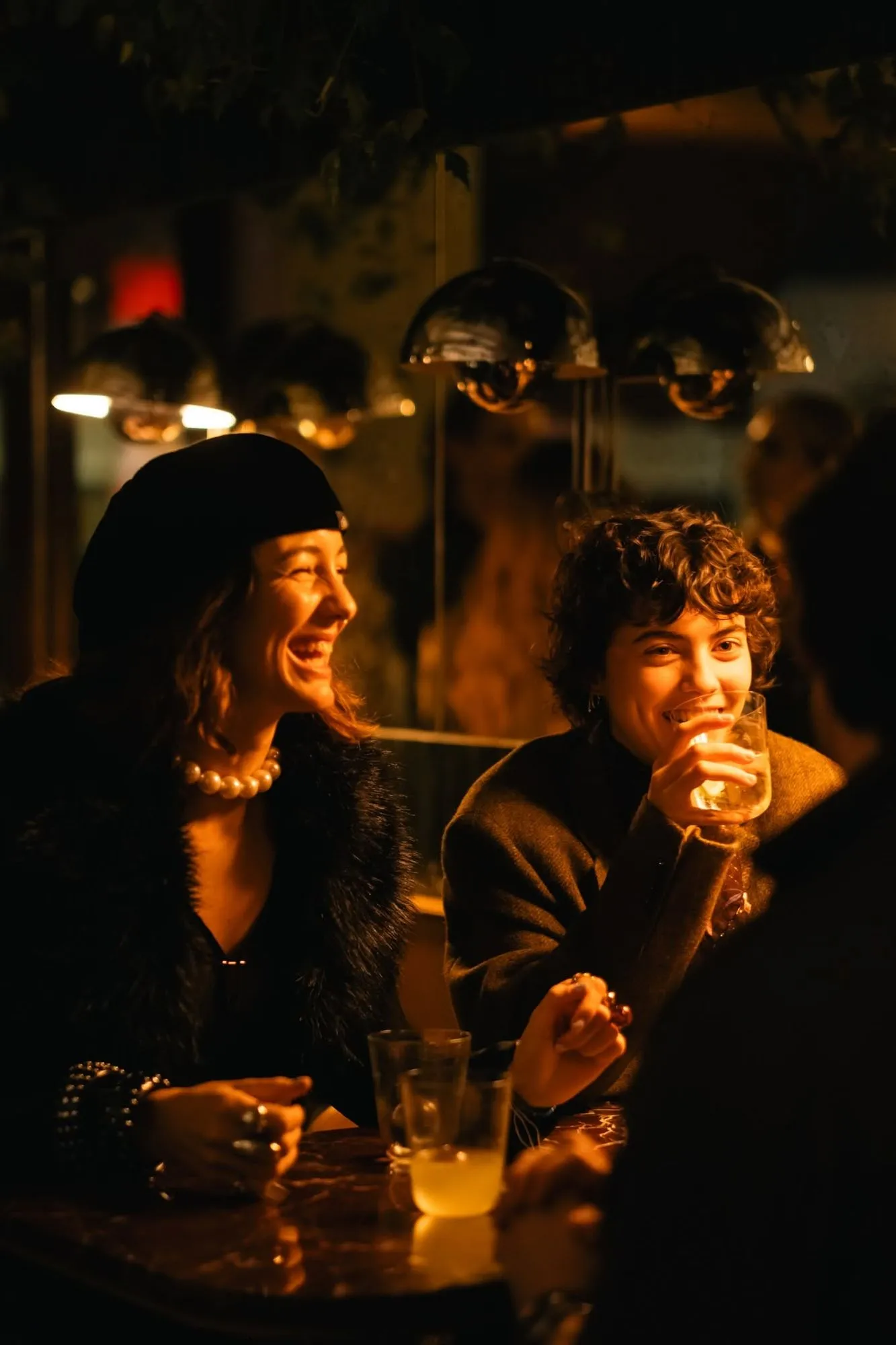 Duas clientes a rir juntas com cocktails na Pinch